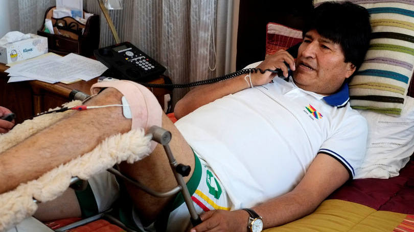 Bolívia  O presidente da Bolívia, Evo Morales, se recupera de uma cirurgia no joelho esquerdo por conta de uma ruptura de ligamento, ainda não caminha sozinho e faz uma hora de reabilitação diária na cama. 